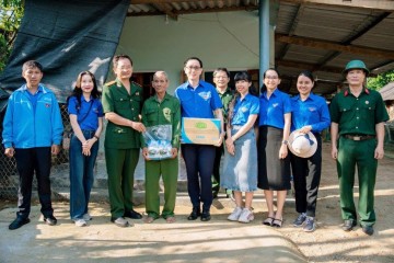 Hội Cựu chiến binh và Đoàn Thanh niên Công ty CP Đường Quảng Ngãi tổ chức Hành trình về địa chỉ đỏ tại Ba Tơ và thăm các gia đình được xóa nhà tạm tại Huyện Ba Tơ