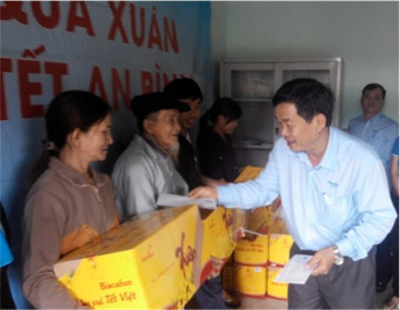 Nhà máy nước khoáng Thạch Bích tặng quà Tết cho người nghèo