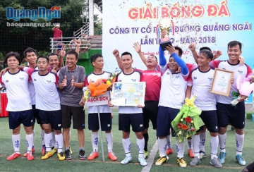 Nhà máy Nước khoáng Thạch Bích vô địch giải bóng đá QNS