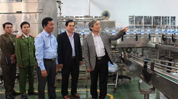 Phó Chủ tịch UBND tỉnh Lê Quang Thích kiểm tra các cơ sở sản xuất thực phẩm Tết