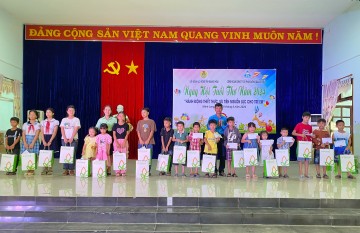 QNS trao quà cho trẻ em nhân  ngày Quốc tế Thiếu nhi 01/6 tại huyện Minh Long