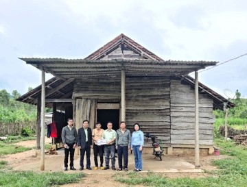 Trao nhà "Mái ấm công đoàn" tại vùng mía Đông Gia Lai